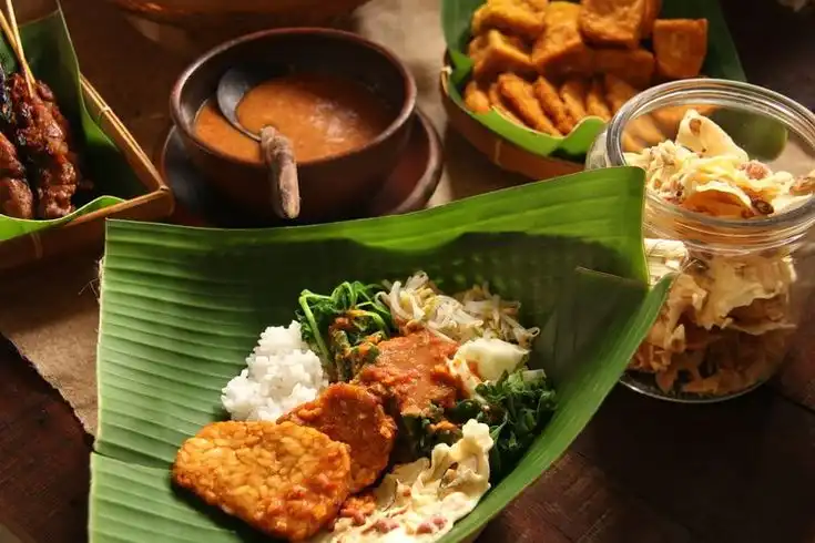 Kuliner Khas Madiun Nasi Pecel Pincuk Daun Jati yang Bikin Rindu