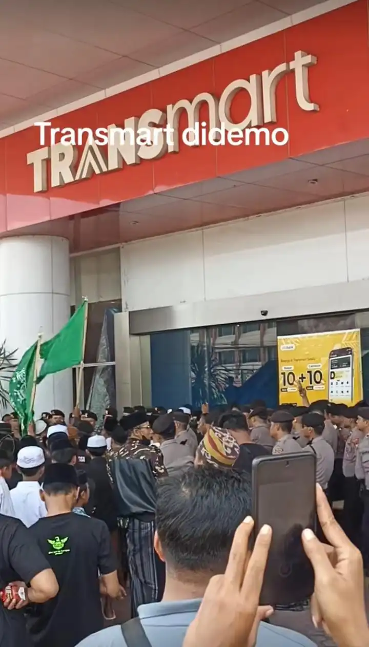 Aksi Yang Dilakukan Siswa Pesantren Demo Di Trans Icon Mall Surabaya. Netizen : Salah Sasaran Woy