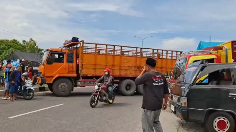 Waspada! Minyak Tumpah Bikin Jalan Cakung Ngeri-Ngeri Sedap