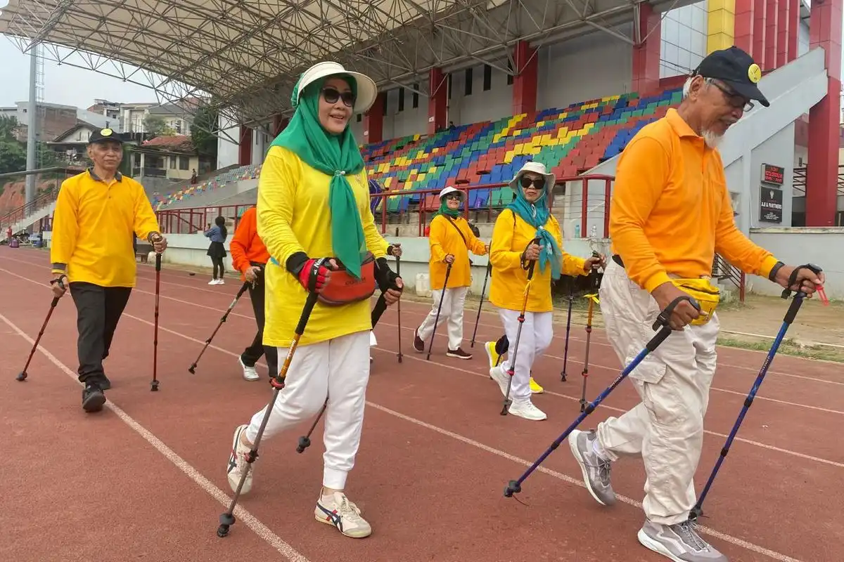 Jalan Kaki Pakai Tongkat? Kenali Manfaat Luar Biasa Nordic Walking