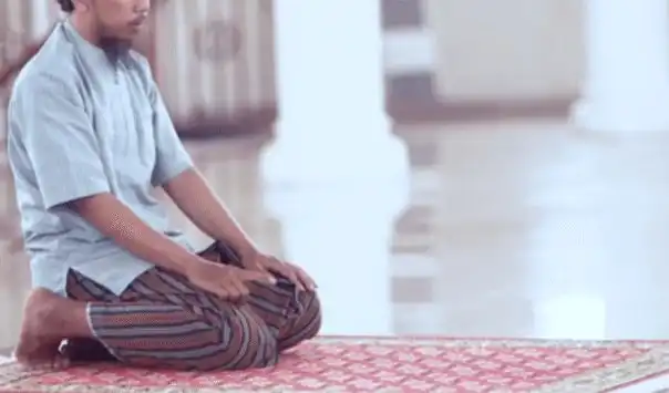 Sholat Sering Melamun? Coba 6 Teknik Ini agar Lebih Khusyuk