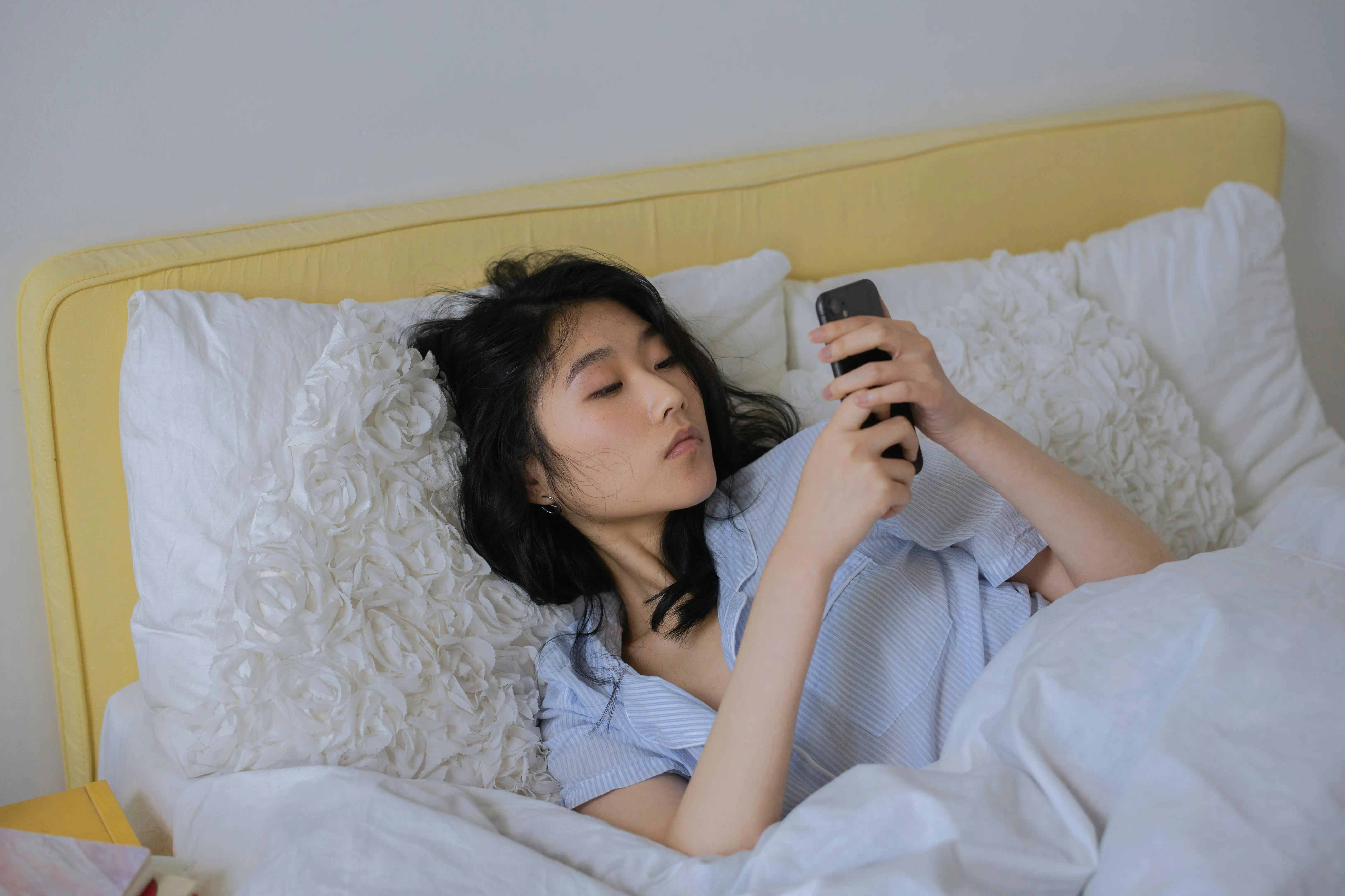 Tips Tidur Nyenyak Tanpa Gangguan Smartphone di Kasur