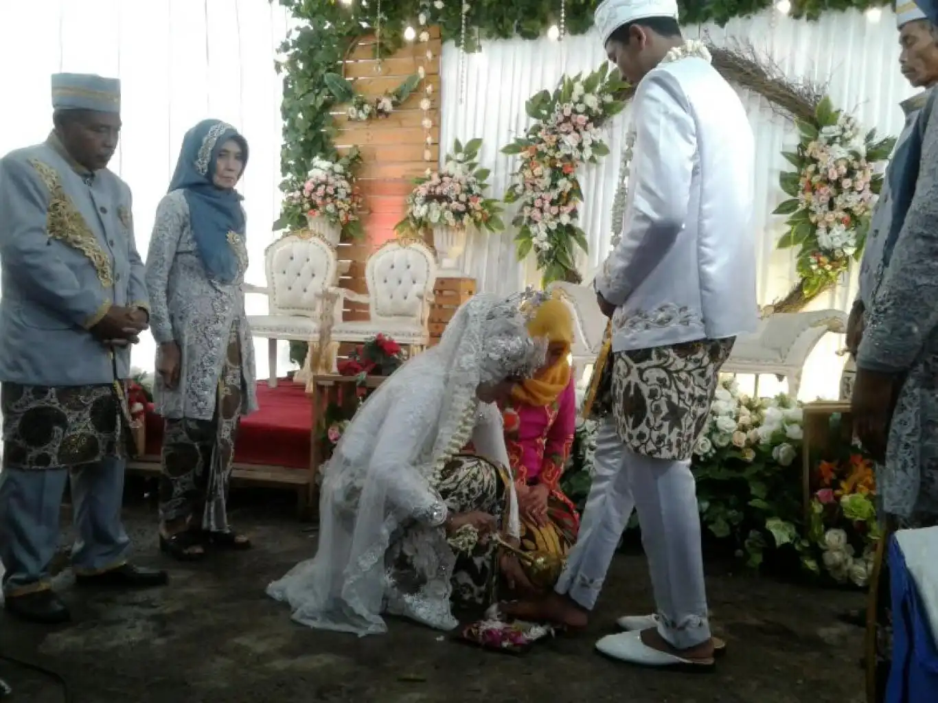 Pernikahan Adat Nggak Lagi Kuno, Intip Gaya Seru Gen Z Ini!