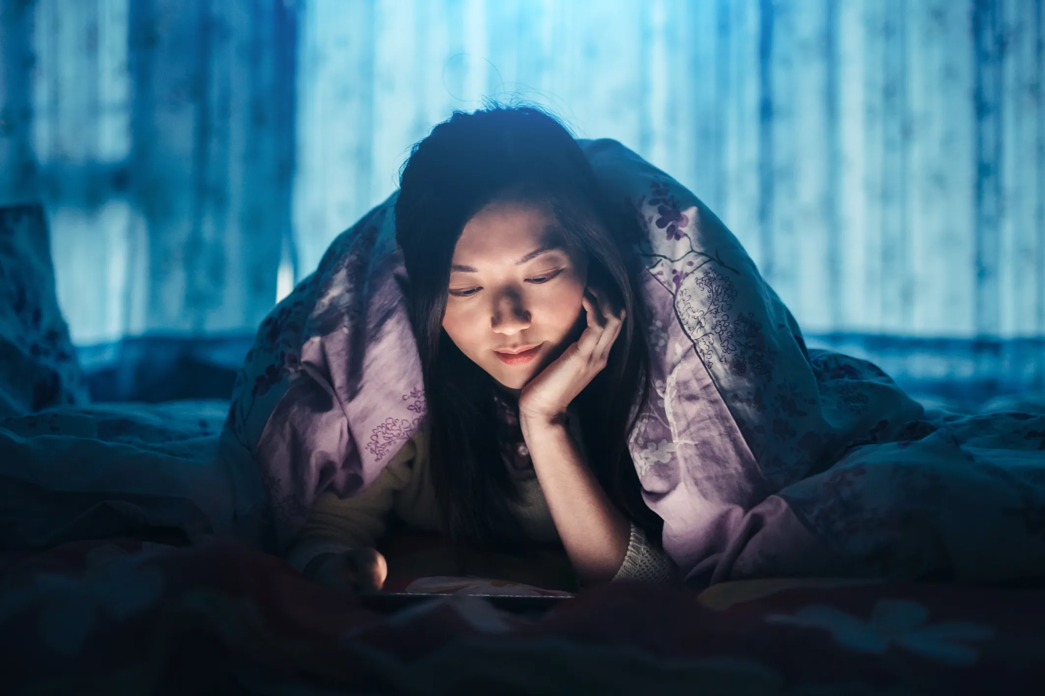 Mencuri Waktu dari Tidur: Kebiasaan Scroll Malam yang Diam-Diam Menjadi Alasan "Insomnia" Kita