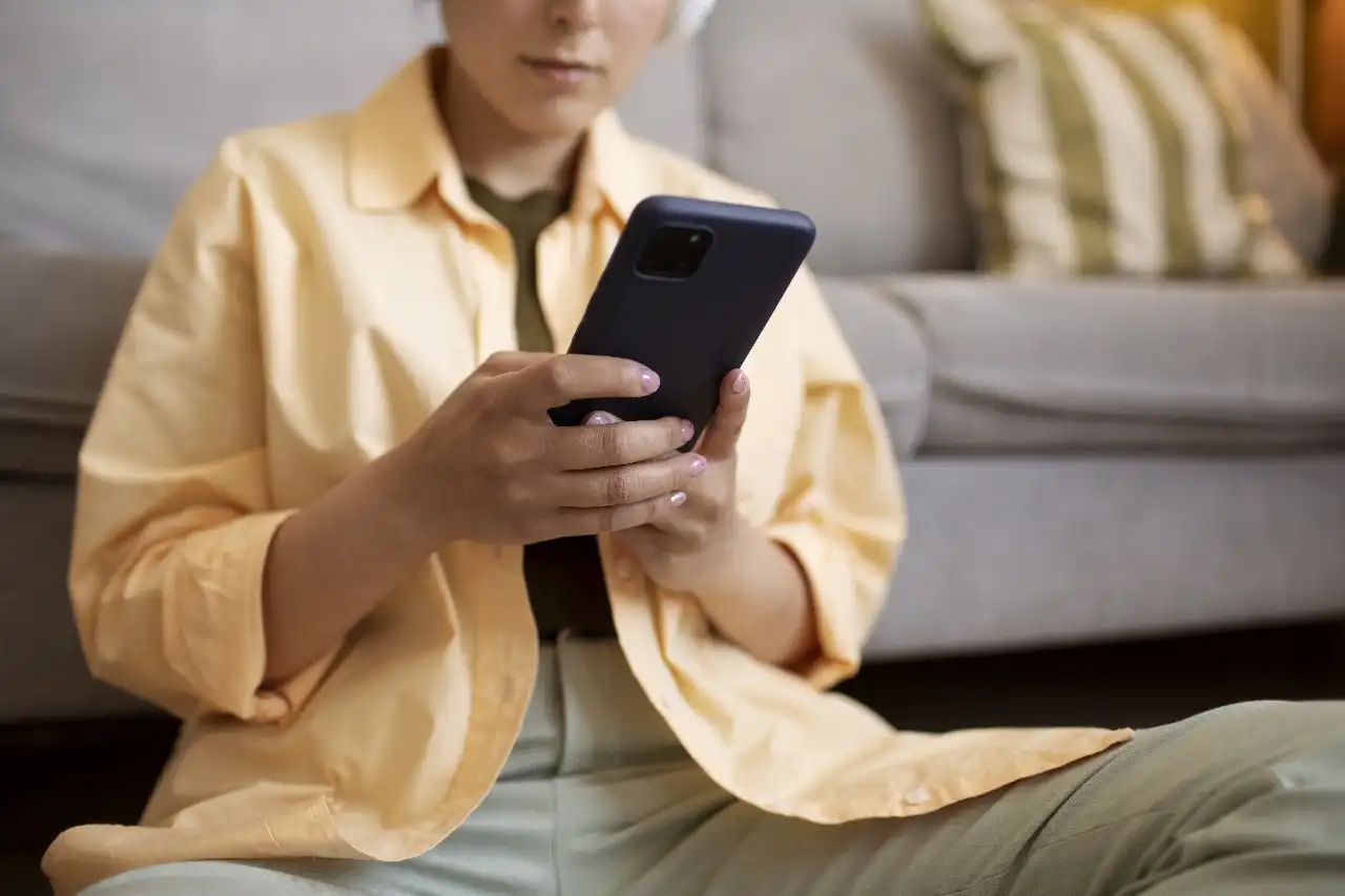 Ketika Scroll Jadi Diagnosis: Fenomena Self-Diagnose dari Media Sosial yang Ngeri-Ngeri Sedap