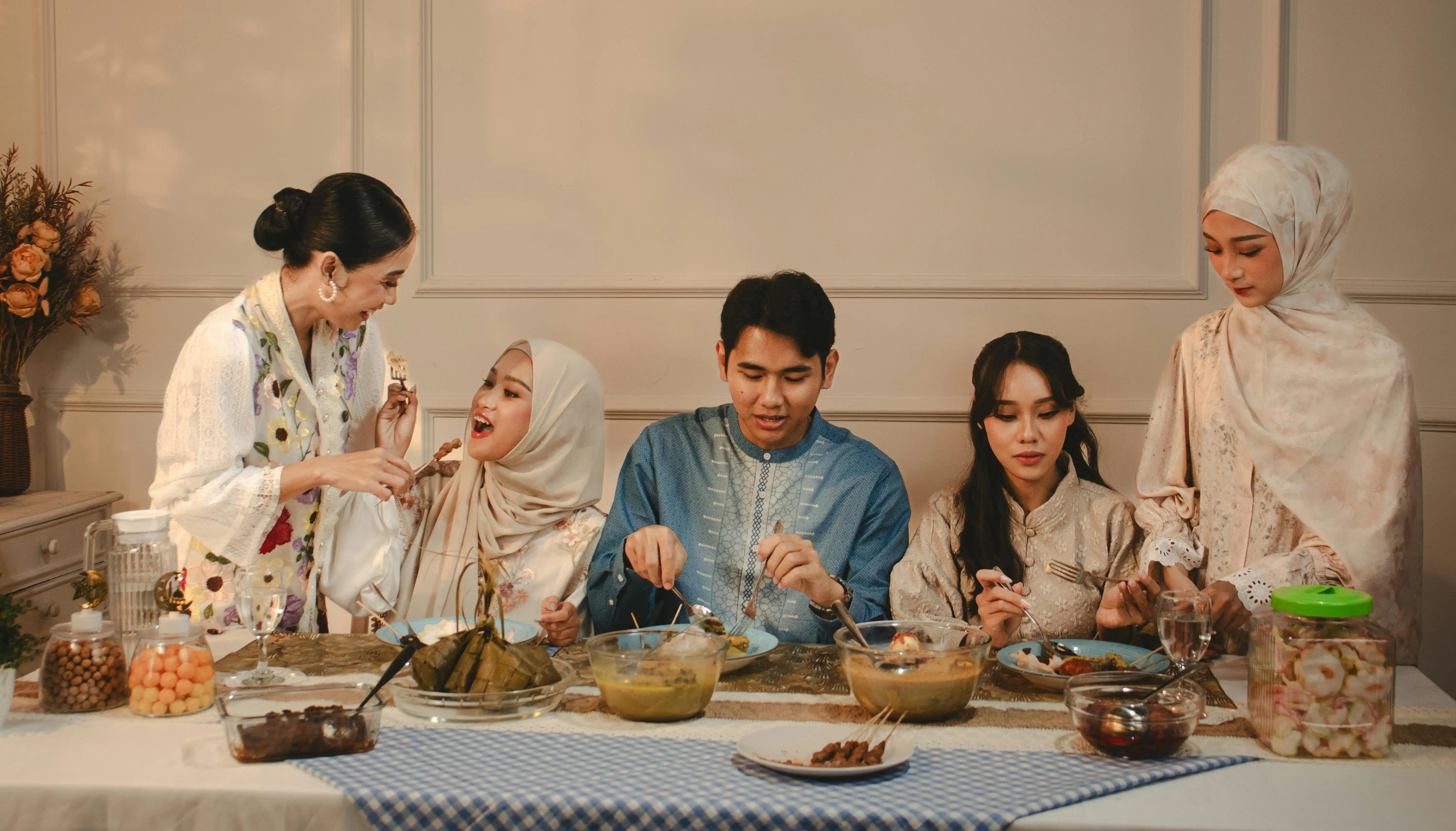 Cara Elegan Menangkis Interogasi Keluarga Saat Lebaran