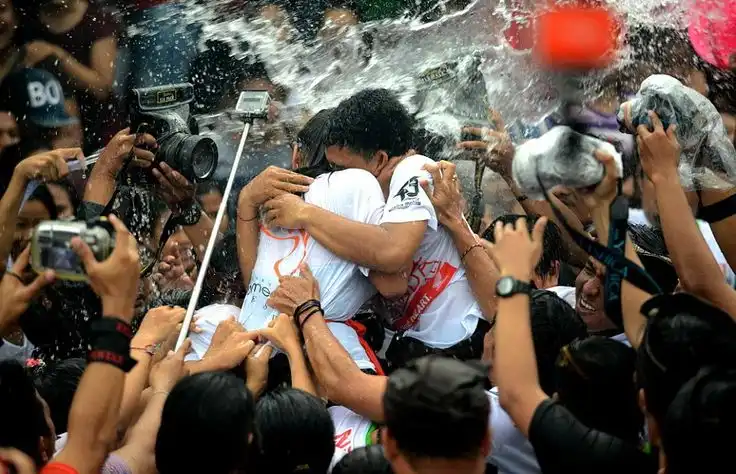 Omed-Omedan: Tarik-Menarik, Guyuran Air, dan Ritual Penolak Bala di Sesetan