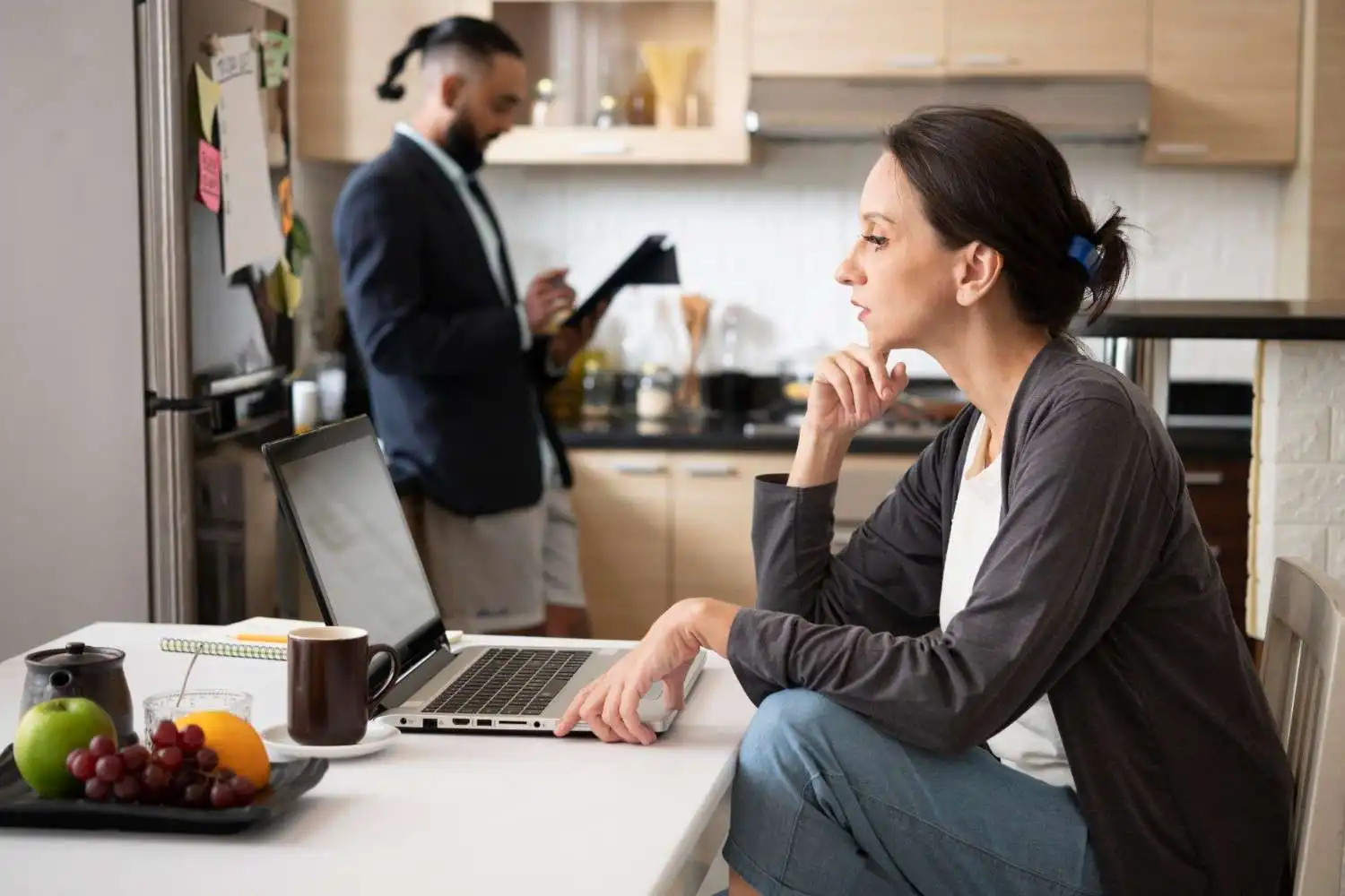 Jam Kerja Habis, Notifikasi Tetap Bunyi? Saatnya Pasang Boundaries