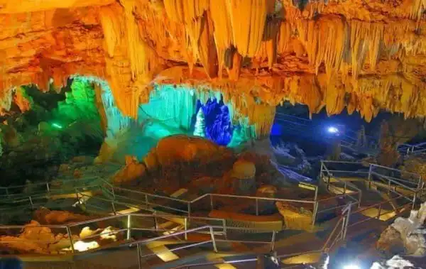 Menembus Goa Gong Pacitan Menyaksikan Keajaiban Stalaktit di Kota Seribu Satu Goa