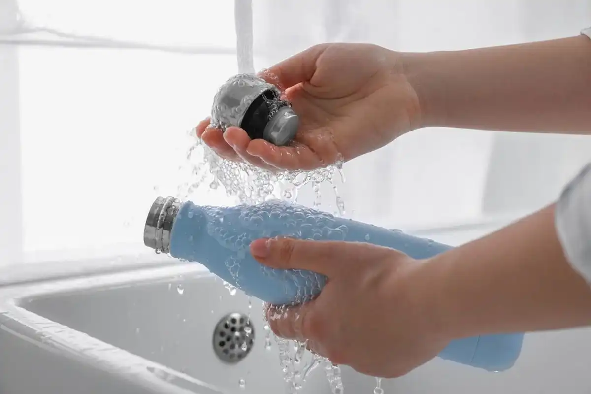 Cara Mencuci Botol Minum Stainless agar Tidak Meninggalkan Bau Logam