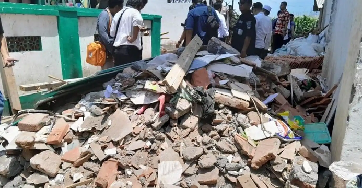 Ketika Langit Pondok Pesantren Runtuh: Tragedi Asrama Putri di Situbondo yang Mengguncang Hati