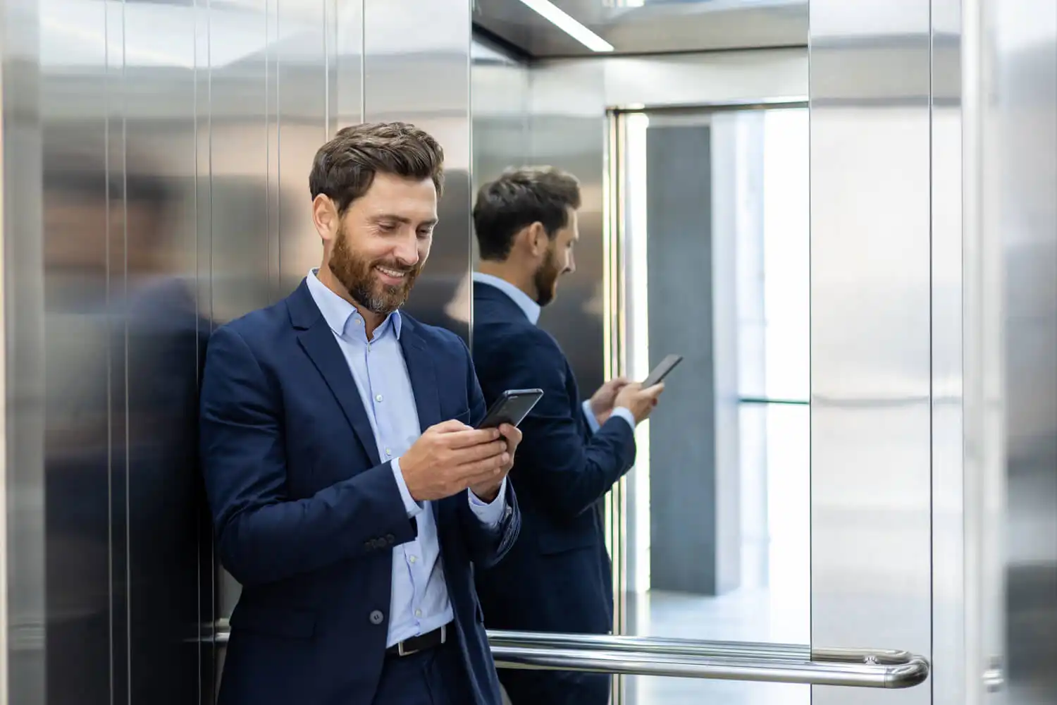 Alasan Psikologis Mengapa Selalu Ada Cermin di Dalam Lift