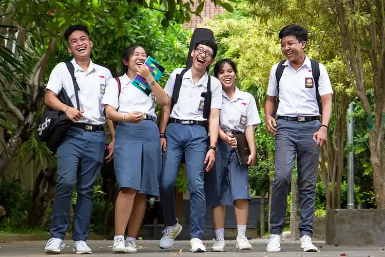 Alasan Kenapa Masa SMA Selalu Identik dengan Drama Cinta
