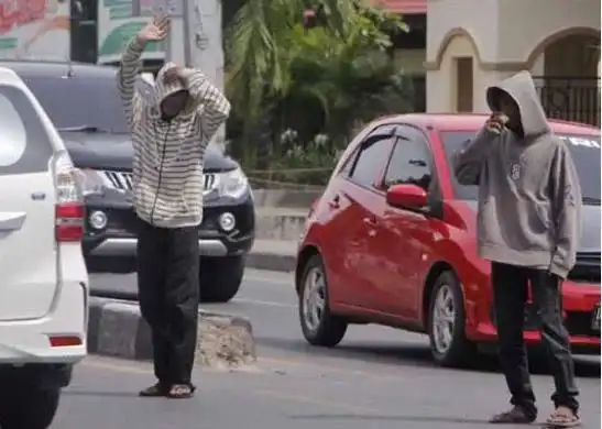 Stop "Sawer" Pak Ogah! Pemkot Surabaya Minta Warga Tahan Uang Receh karena Melanggar Perda