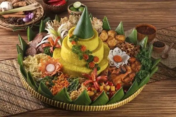 Mengapa Nasi Kuning Identik dengan Syukuran di Indonesia?