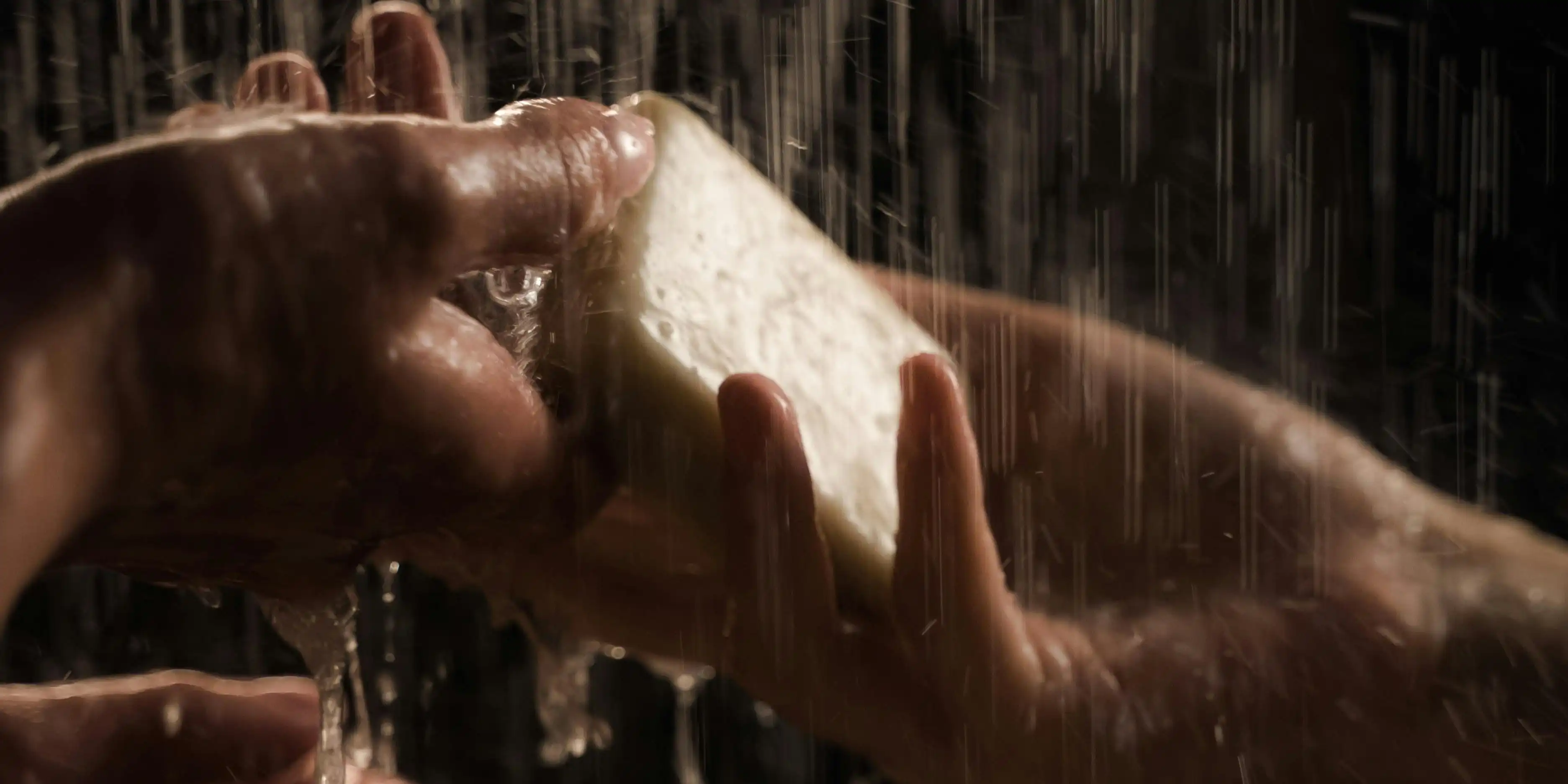 Benarkah Mandi Malam Picu Rematik? Simak Penjelasannya di Sini