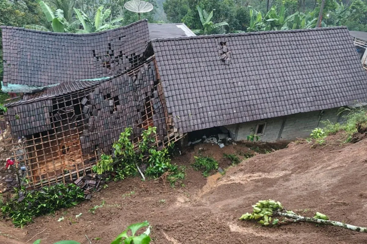 Kisah Pilu Dini Hari: Tiga Korban Longsor di Blitar