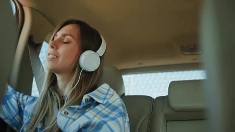 Dengar Lagu Lawas Bikin Nostalgia? Ini Penjelasan Ilmiahnya