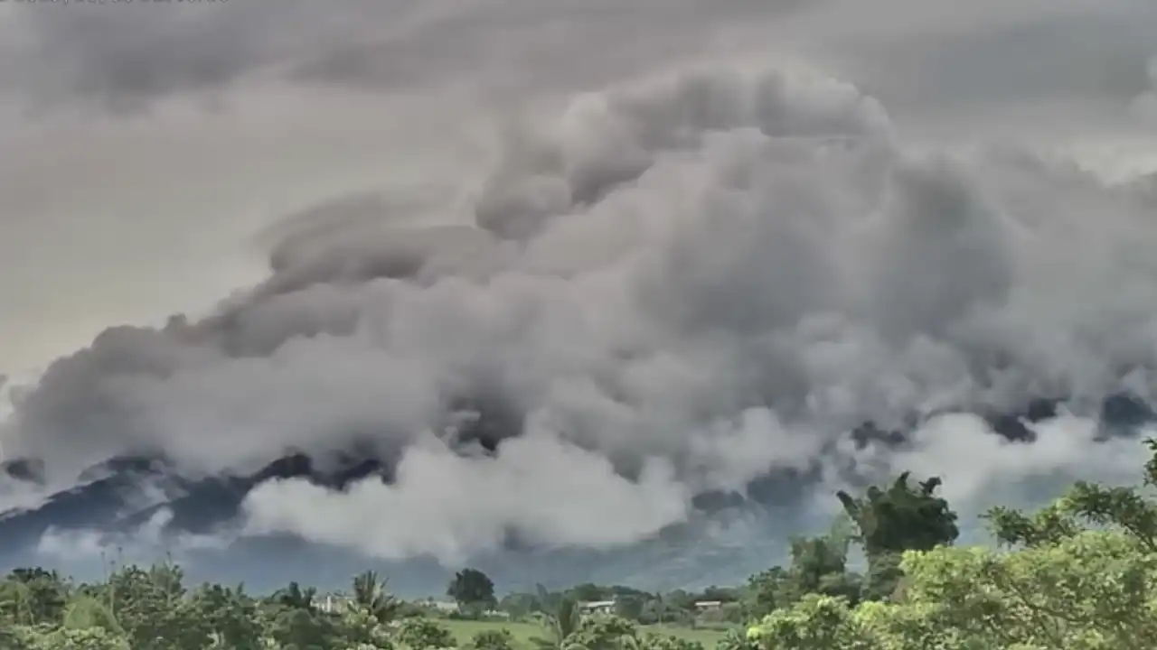 Getaran Bumi & Abu: Detik-detik Kanlaon Meletus