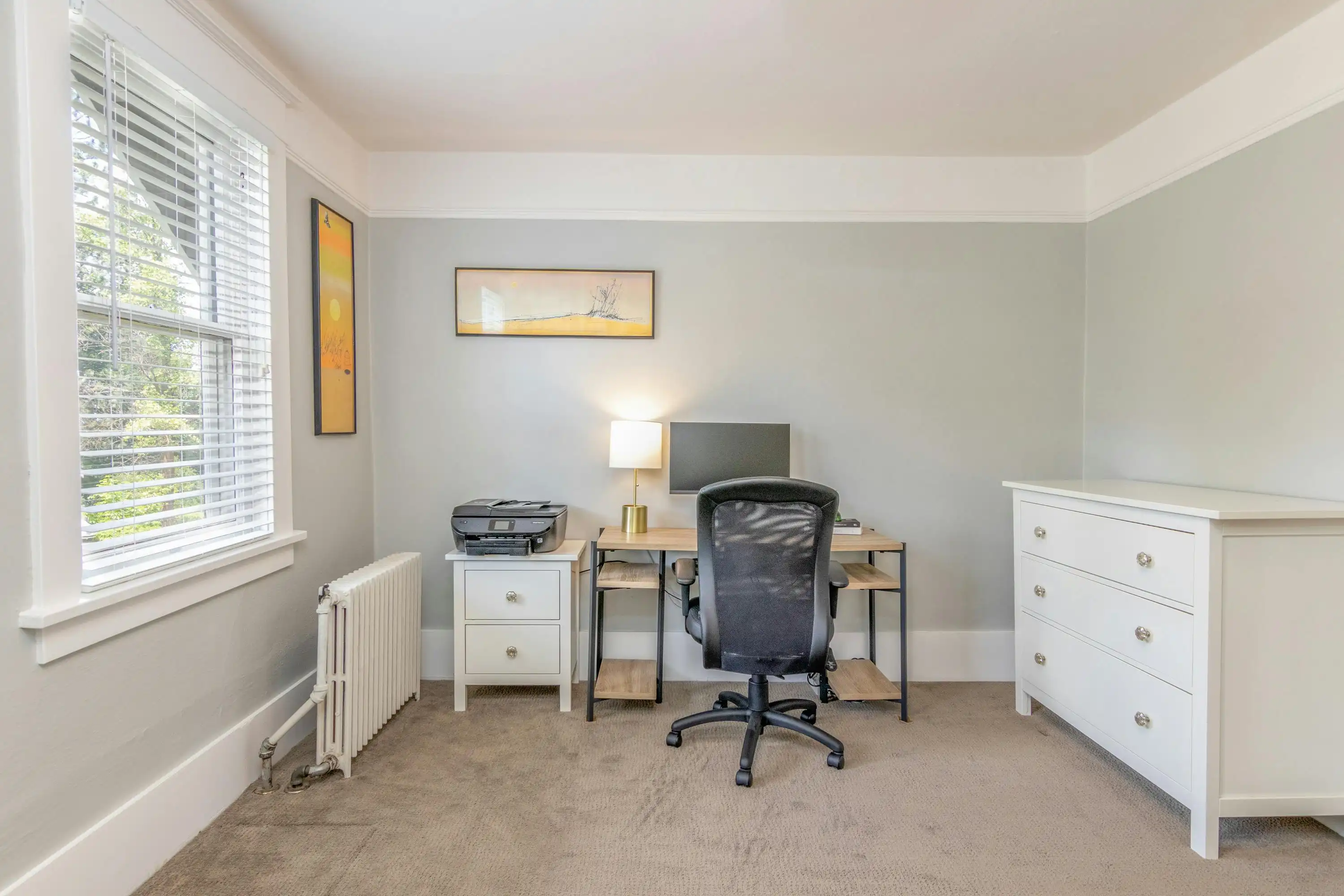 Sering Nyeri Leher saat WFH? Cek Posisi Layar dan Siku Sekarang!