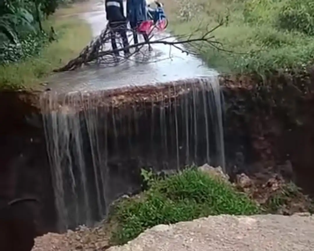 Senyum Pantai Molang Lenyap? Jembatan Penghubung Hancur