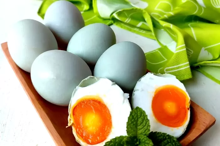 Daftar Makanan Tinggi Natrium yang Sering Tidak Disadari Ada di Meja Buka Puasa