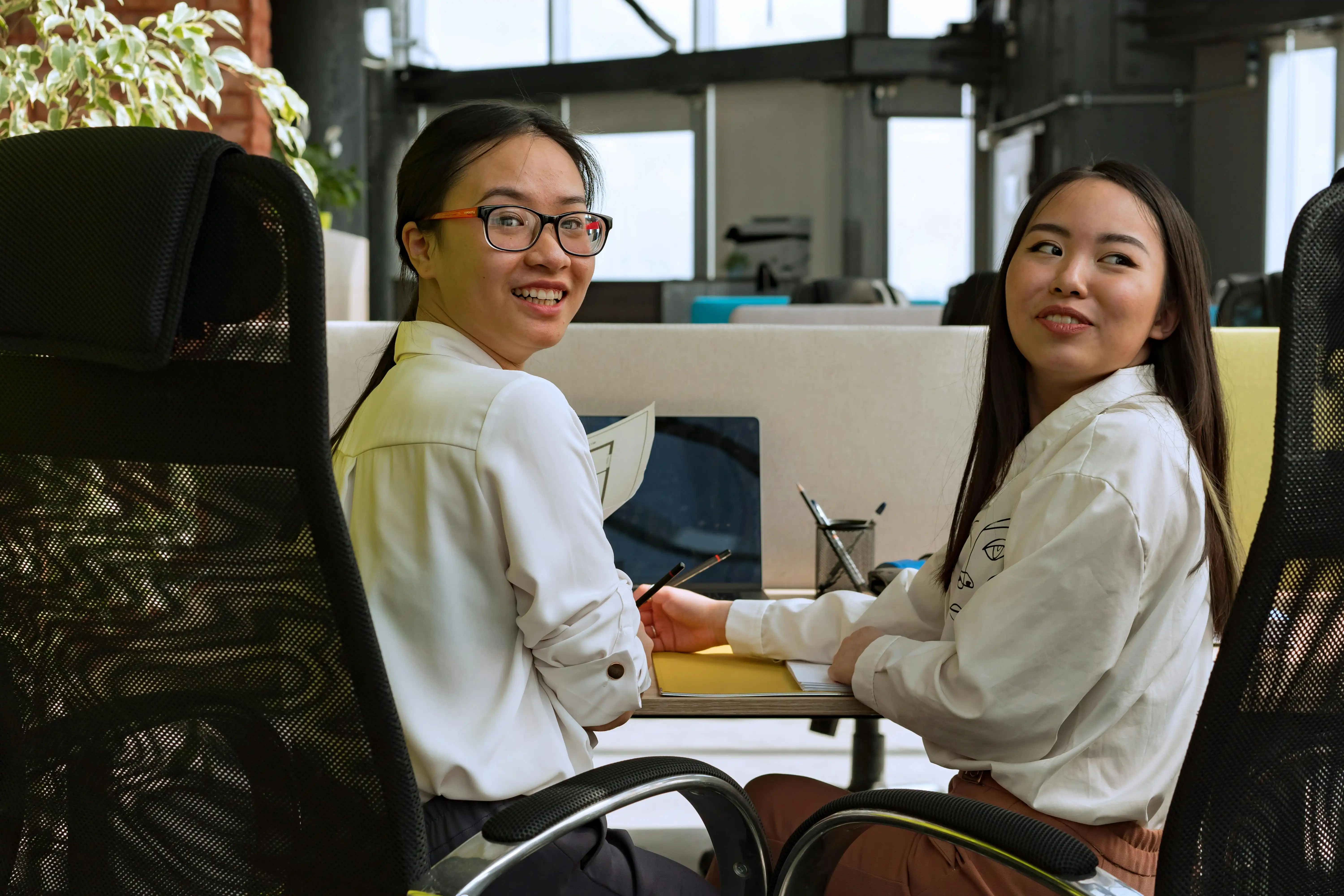 Rekan Kerja Suka Cari Muka? Inilah 5 Cara Profesional Menghadapinya Tanpa Perlu Emosi