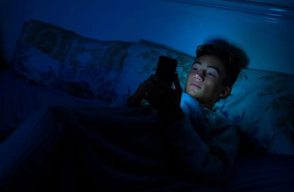 Scroll HP Sambil Rebahan di Kamar Gelap? Hati-Hati Efek Sampingnya