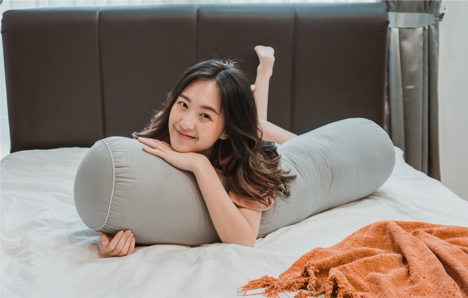 Kenapa Orang Indonesia Susah Tidur Tanpa Guling di Luar Negeri?