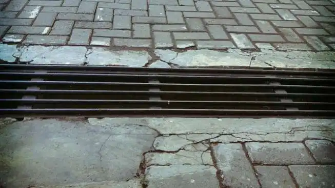 Banjir Bukan Salah Hujan Semata, Mari Cek Kembali Kelancaran Selokan di Depan Rumah!