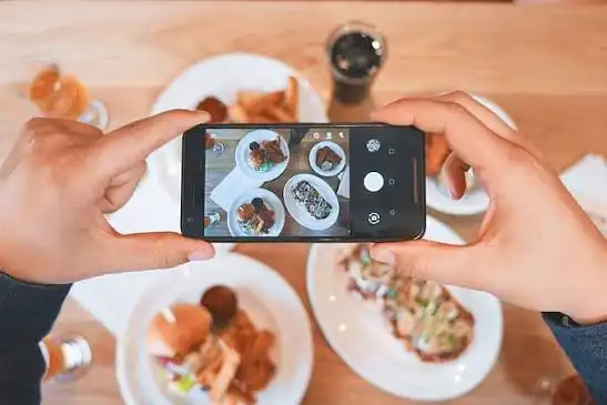 Budaya Makan Visual: Ketika Kamera Lebih Lapar dari Perut