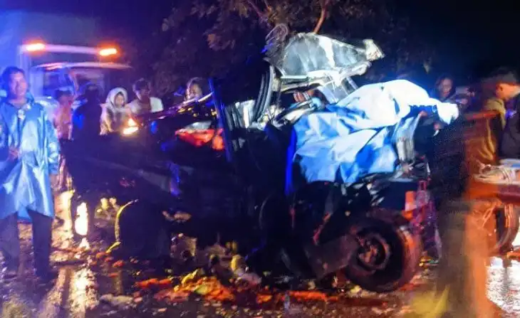Pick-up Oleng di Jombang: Sopir & Penumpang Tewas Usai Tabrak Truk Trailer