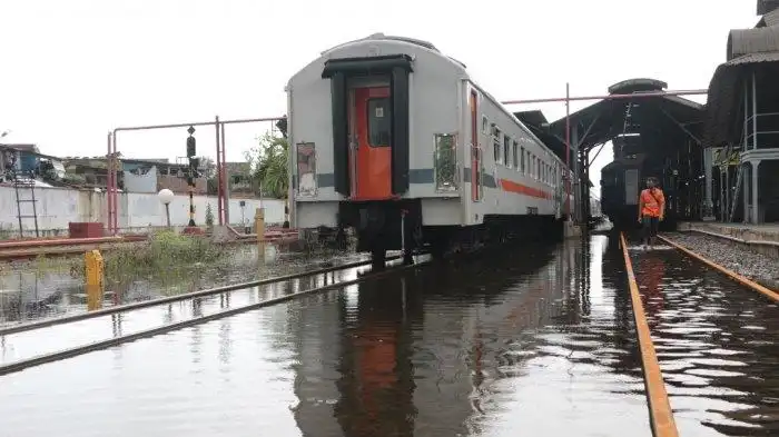 Dampak Hujan Semarang: Jalur Kereta Daop 4 Ikut Lumpuh