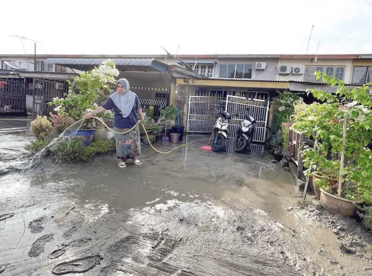 Awas Listrik dan Kuman Mengintai. Simak Cara Aman Sterilkan Rumah Setelah Banjir Surut