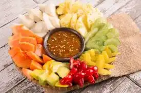 Sensasi Pedas Manis Rujak Buah Bikin Nagih