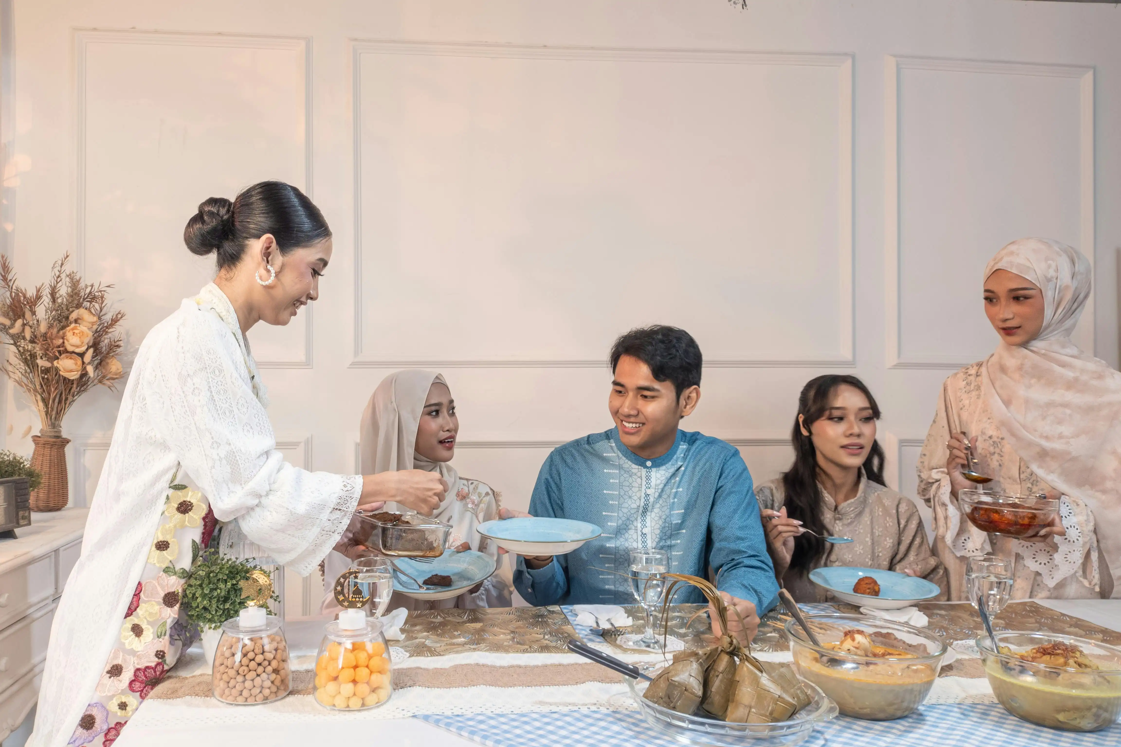 5 Cara Elegan Tolak Halal Bihalal Tanpa Dicap Sombong