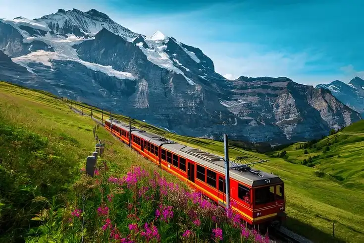 Mengapa 'Glacier Express' di Swiss Masih Menjadi Perjalanan Kereta Paling Romantis di Dunia untuk Menikmati Musim Dingin