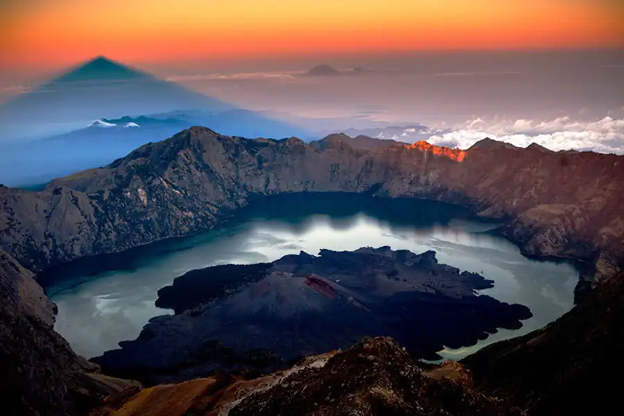 Jangan Salah Pilih Jalur! Inilah Perbedaan Medan Sembalun dan Senaru Gunung Rinjani