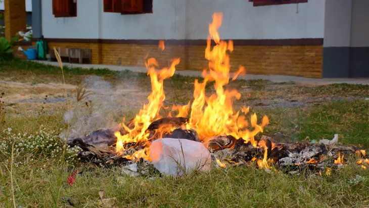 Bahaya Mengerikan Bakar Sampah Plastik Pemicu Kanker Mematikan