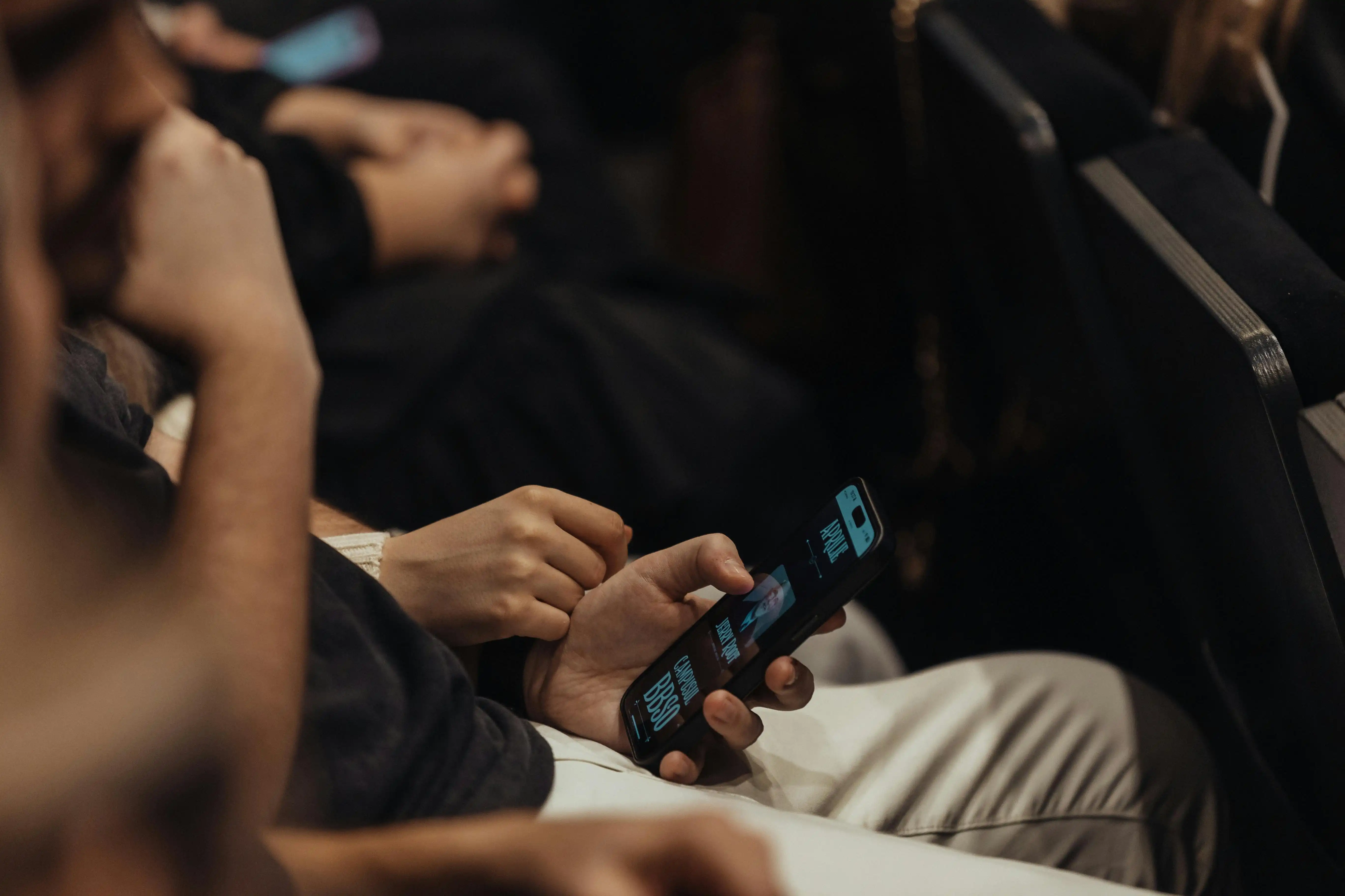 Blue Light Layar Gadget, Haruskah Kita Memakai Sunscreen di Dalam Ruangan