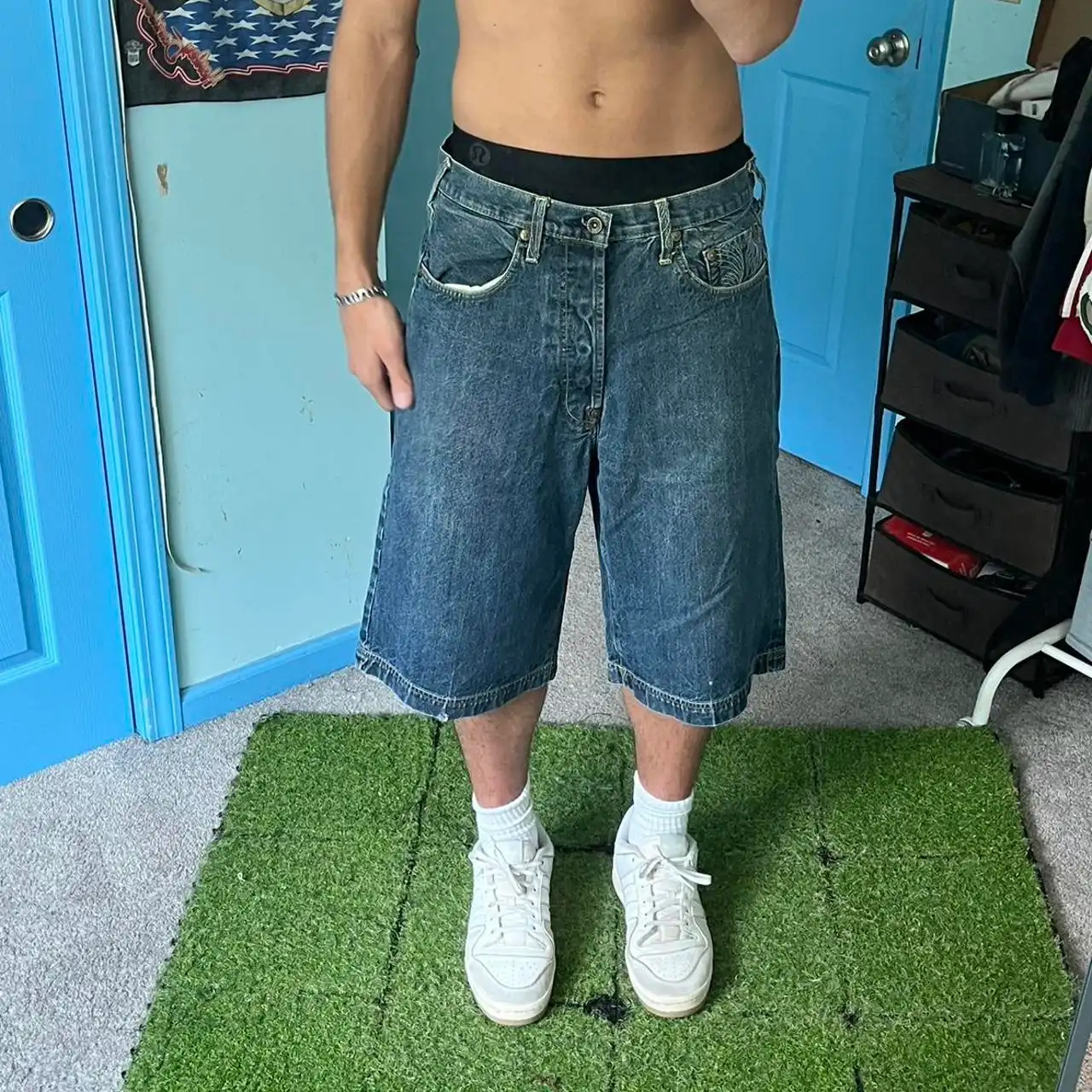 Tren Jorts dan Baggy Jeans 2026: Alasan Mengapa Celana Lebar Lebih Disukai daripada Skinny Jeans