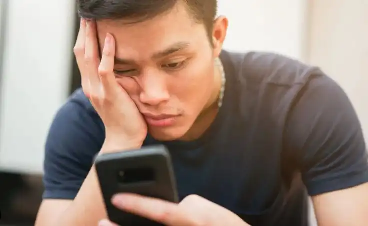 Doomscrolling economy: kebiasaan scroll berita bikin makin cemas soal masa depan