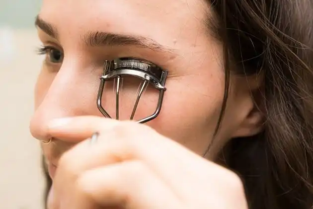 Bulu Mata Botak dan Patah? Cek 5 Kesalahan Fatal Memakai 'Eyelash Curler' yang Sering Tak Disadari