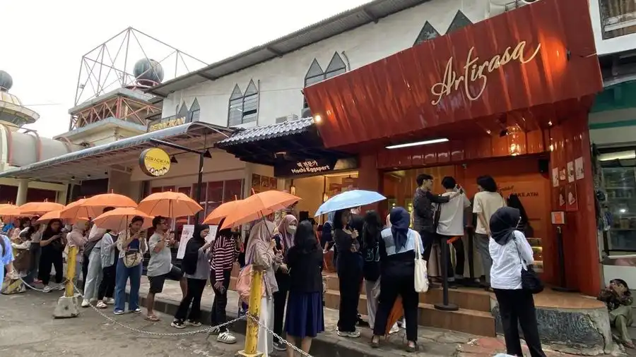 Fenomena Antrean Panjang: Mengapa yang Ramai Selalu Menggoda?