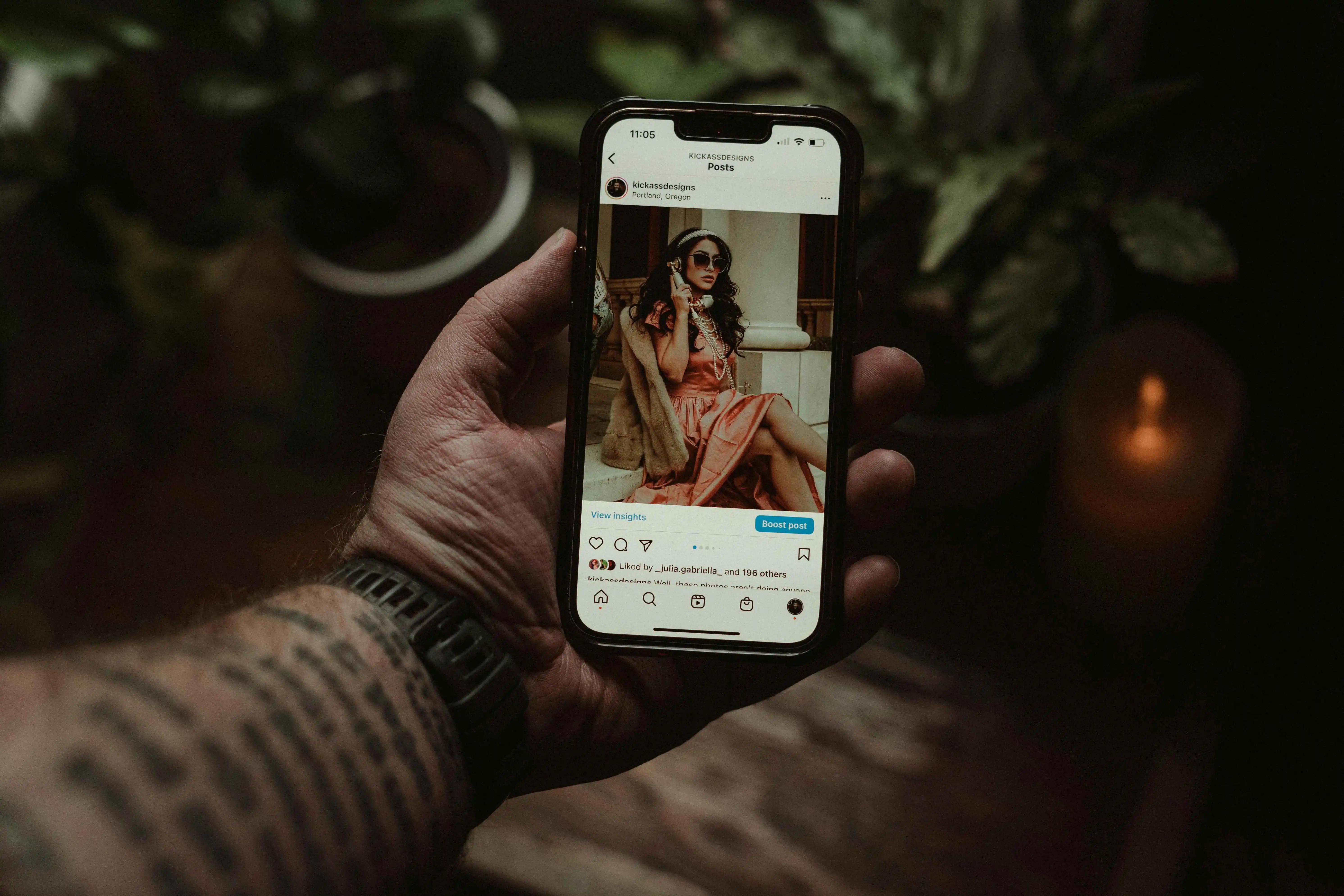 Rahasia di Balik Kebiasaan Ngintipin Hidup Orang di Media Sosial