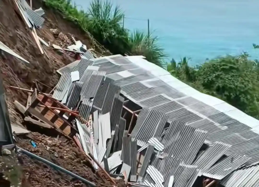 Hujan Berkepanjangan, Dua Warung di Rest Area Ambruk Diterjang Longsor
