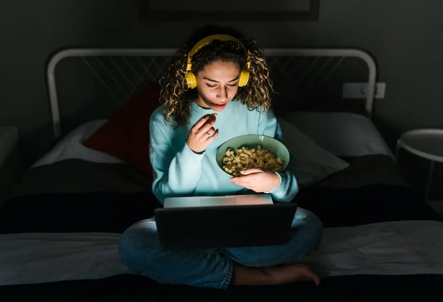 Mengenal Midnight Craving: Alasan Ilmiah Perut Keroncongan Saat Scrolling Medsos di Malam Hari