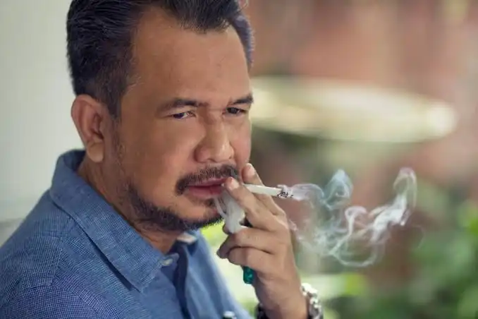 Ironi Gambar Leher Berlubang dan Nikmatnya Asap Rokok