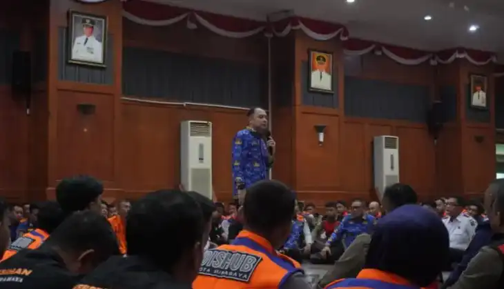 Pemkot Surabaya Siap Bertindak: Petugas Siaga di 54 Titik Untuk Berantas Parkir Liar & PKL di Trotoar