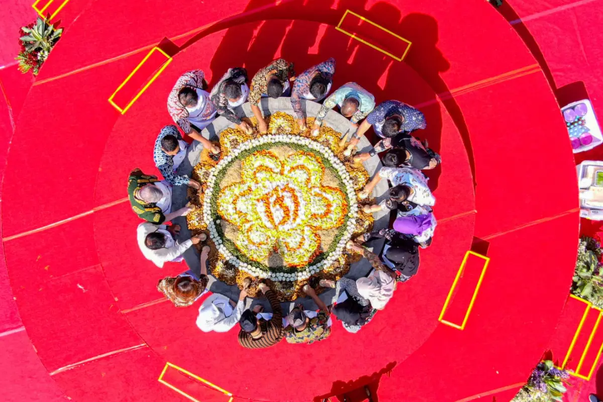 Festival Rujak Uleg dan Surabaya Vaganza Tembus Event Nasional Terbaik